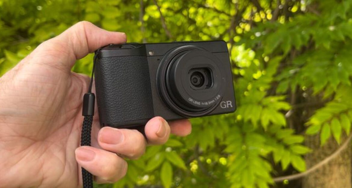 10 Compact Cameras That Turns Every Hike Into a Novel