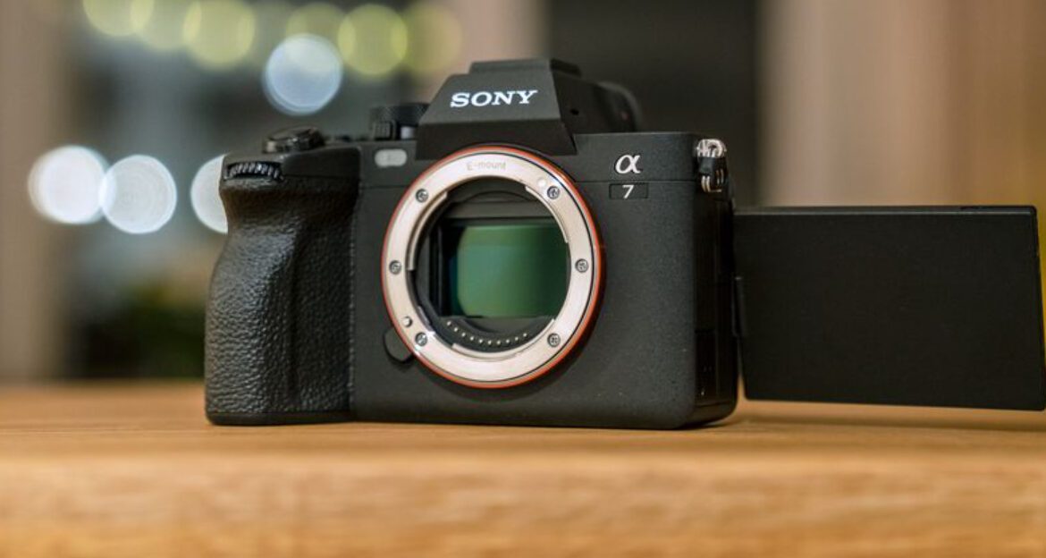 10 Best Travel Cameras for Night & Low-Light Scenes in 2025
