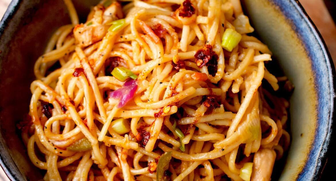 Hakka Noodles (Pakistani Chow Mein)
