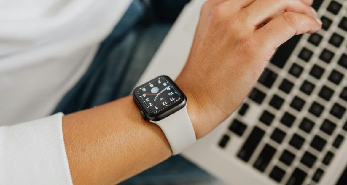 We Tried Apple vs Samsung Smartwatches – These 6 Performed Best