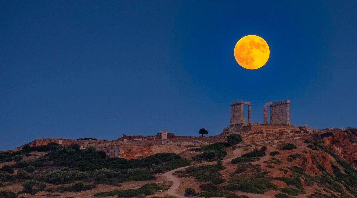 Noctourism: Why Greece Is a Perfect Destination for After-Dark Travel