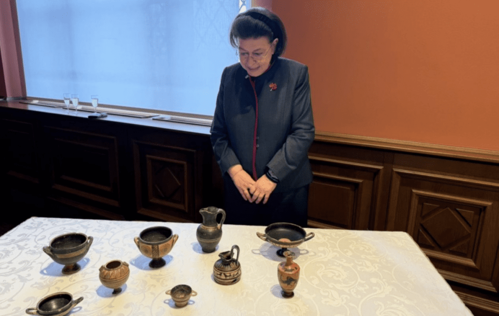 Return of 9 ancient vases to Greece from Budapest, see photos
