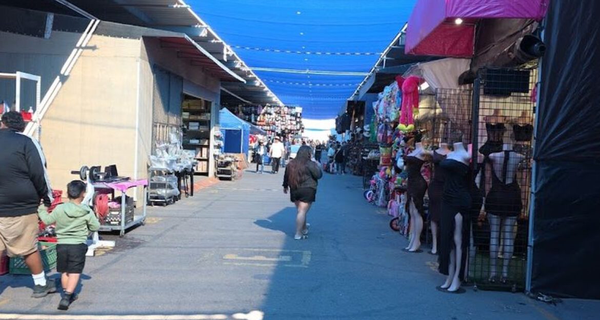 This huge Arizona flea market features more than 1,000 vendors and food stalls
